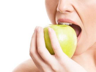 kobieta jedząca zielone jabłko