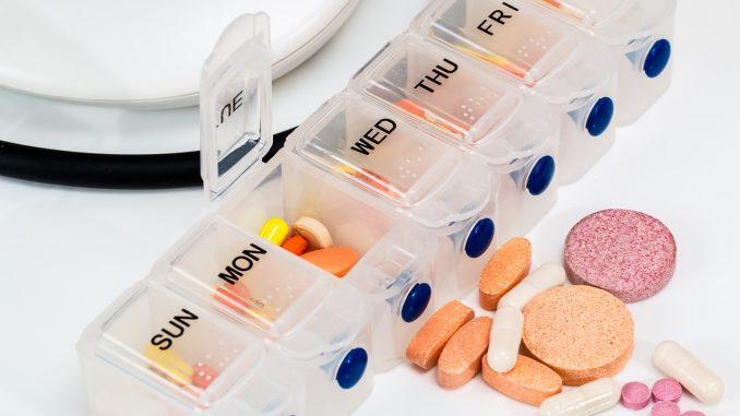 Posegregowane leki w opakowaniu kupione w aptece internetowej