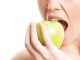 kobieta jedząca zielone jabłko