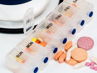 Posegregowane leki w opakowaniu kupione w aptece internetowej