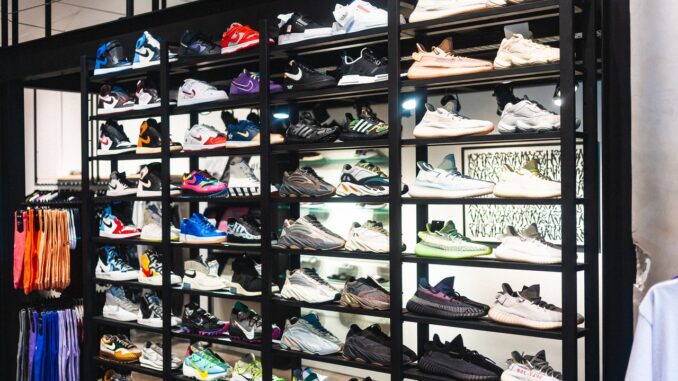 Buty na platformach stoją na półce w sklepie