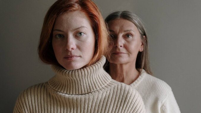 Dwie kobiety mają na sobie ponadczasowe zimowe swetry