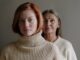 Dwie kobiety mają na sobie ponadczasowe zimowe swetry