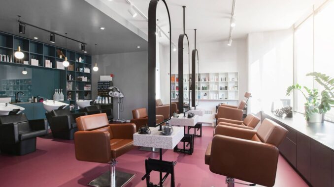 Salon fryzjerski w którym stoją odpowiednie fotele